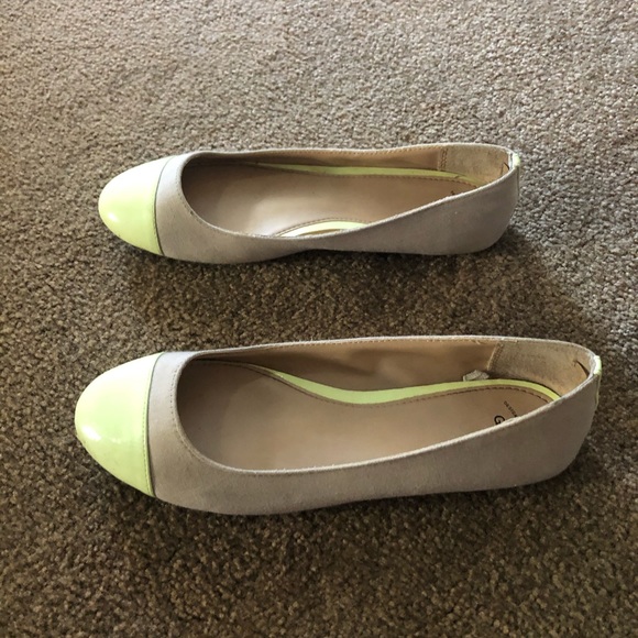 Women’s Flats - Picture 2 of 3